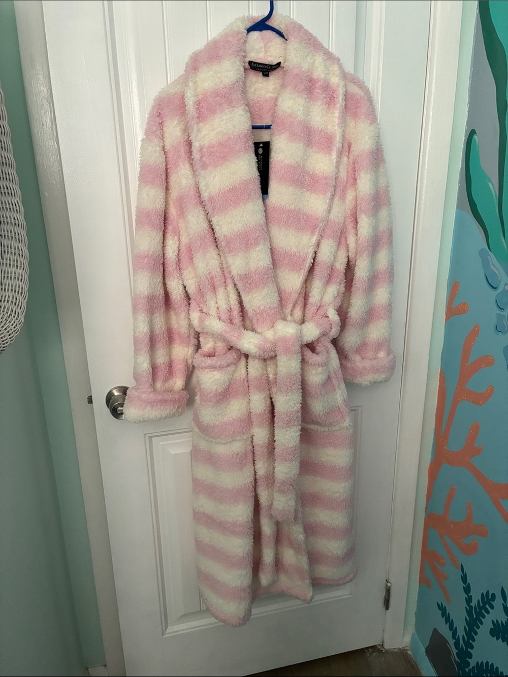 Alexander del Rossa, Pink & White Striped Plush Robe
Woman’s Sz S-M